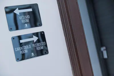Certificato, attestato, insegna o altro documento esposto da Irooms Garibaldi