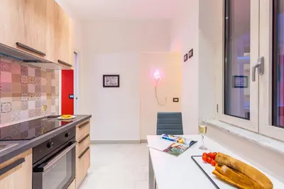 Cucina o angolo cottura di Napoli Street Art Rooms by Wonderful Italy
