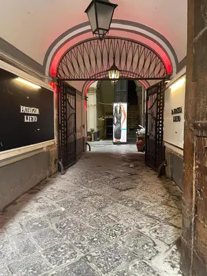Facciata o entrata di Two Rooms Chiaia 37