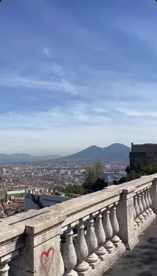 Vista generica sulle montagne o vista sulle montagne dall'interno dell'appartamento