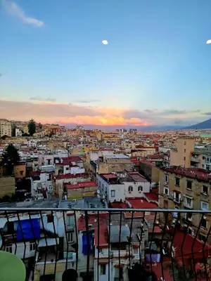 Vista generica su Napoli o vista sulla città dall'interno dell'appartamento