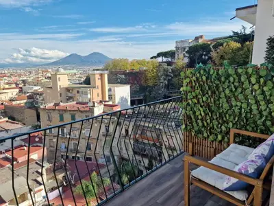 Vista generica sulle montagne o vista sulle montagne dall'interno dell'appartamento