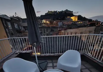 Vista generica sulle montagne o vista sulle montagne dall'interno dell'appartamento