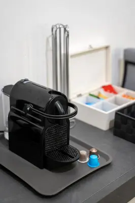 Set per la preparazione di tè e caffè presso Dietro al Plebiscito luxury suite