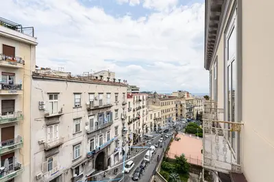 Vista generica su Napoli o vista sulla città dall'interno dell'appartamento