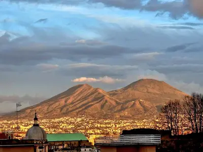 Vista generica sulle montagne o vista sulle montagne dall'interno dell'appartamento