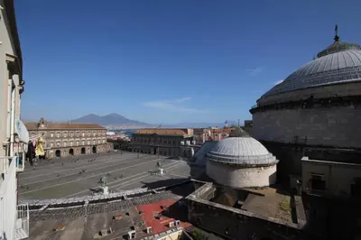 Vista generica sulle montagne o vista sulle montagne dall'interno dell'appartamento
