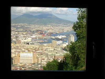 Vista generica sulle montagne o vista sulle montagne dall'interno dell'affittacamere