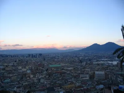 Vista generica sulle montagne o vista sulle montagne dall'interno dell'affittacamere