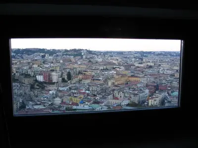 Vista generica su Napoli o vista sulla città dall'interno dell'affittacamere