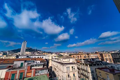 Vista generica su Napoli o vista sulla città dall'interno dell'affittacamere