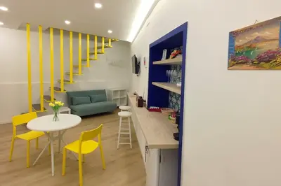 Area soggiorno di Ricomincio da 3 - La tua casa nel cuore di Napoli