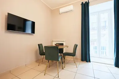 TV o dispositivi per l'intrattenimento presso Vicky's Luxury Guesthouse by NapoliApartments