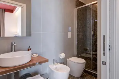 Bagno di Well Suites - Piazza dei Martiri