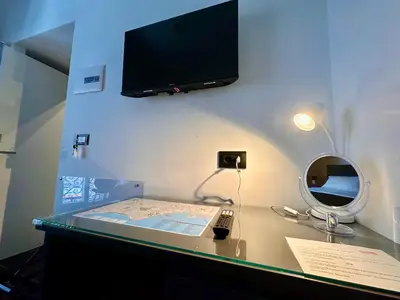 TV o dispositivi per l'intrattenimento presso Elegance Rooms Spaccanapoli