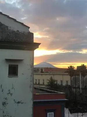 Vista generica sulle montagne o vista sulle montagne dall'interno dell'appartamento