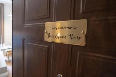 Certificato, attestato, insegna o altro documento esposto da luxury and exclusive Bovio square house