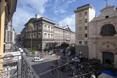 Vista generica su Napoli o vista sulla città dall'interno dell'appartamento