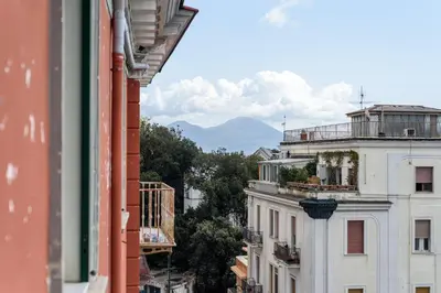 Vista generica sulle montagne o vista sulle montagne dall'interno dell'appartamento