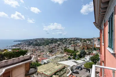 Vista generica su Napoli o vista sulla città dall'interno dell'appartamento