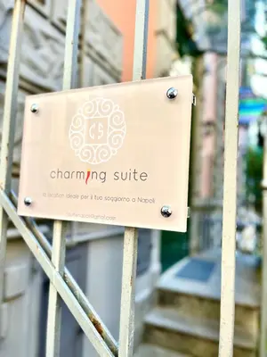Certificato, attestato, insegna o altro documento esposto da Charming Suite Napoli Vomero