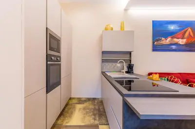 Cucina o angolo cottura di Golden Terrace at Historical Center by Napoliapartments