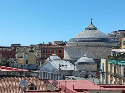 Vista generica su Napoli o vista sulla città dall'interno dell'affittacamere