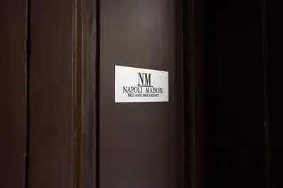 Certificato, attestato, insegna o altro documento esposto da Napoli Maison Suite
