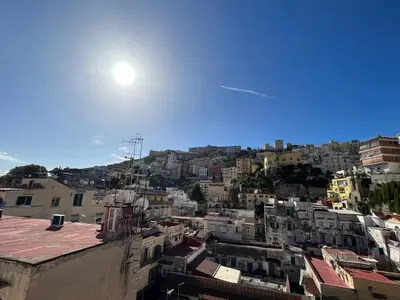 Vista generica su Napoli o vista sulla città dall'interno del bed & breakfast