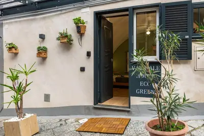 Facciata o entrata di Varriale house eco green parking free only small car
