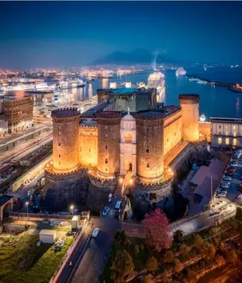 Vista generica su Napoli o vista sulla città dall'interno dell'appartamento