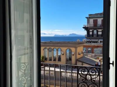 Vista generica sulle montagne o vista sulle montagne dall'interno dell'appartamento