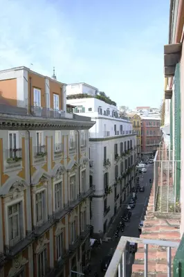 Vista generica su Napoli o vista sulla città dall'interno dell'appartamento