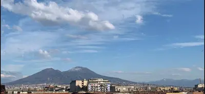 Vista generica sulle montagne o vista sulle montagne dall'interno dell'affittacamere