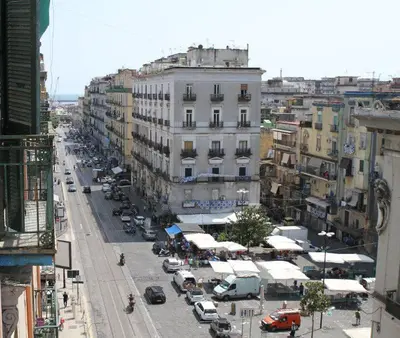 Vista generica su Napoli o vista sulla città dall'interno dell'affittacamere
