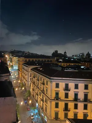 Vista generica su Napoli o vista sulla città dall'interno dell'appartamento