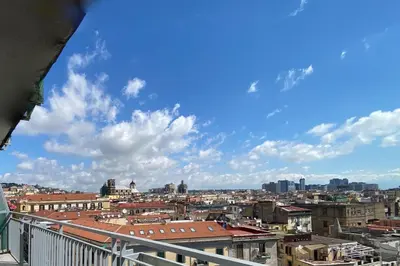 Vista generica su Napoli o vista sulla città dall'interno dell'appartamento