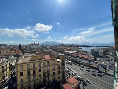 Vista generica su Napoli o vista sulla città dall'interno dell'appartamento