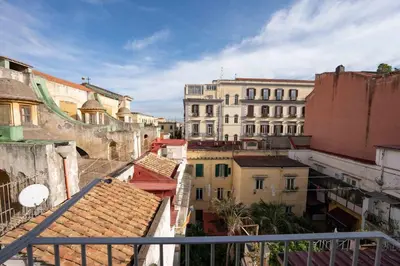 Vista generica su Napoli o vista sulla città dall'interno dell'appartamento