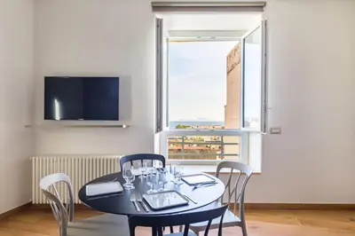 TV o dispositivi per l'intrattenimento presso Colonna Apartments by Wonderful Italy