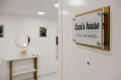 Certificato, attestato, insegna o altro documento esposto da Luca’s house