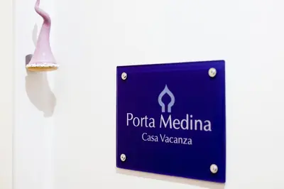 Certificato, attestato, insegna o altro documento esposto da GuestHost - Porta Medina Apartment