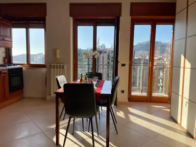Vista generica sulle montagne o vista sulle montagne dall'interno dell'appartamento
