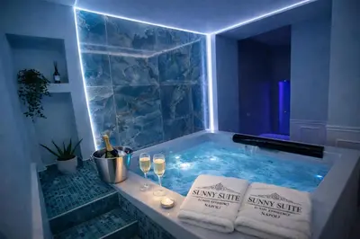Planimetria di Sunny Suite Napoli - Jacuzzi Romantic Rooms near Central Station & Historic Center