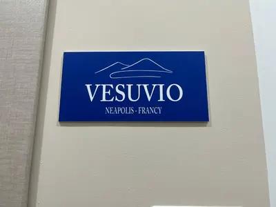 Certificato, attestato, insegna o altro documento esposto da Neapolis francy Vesuvio