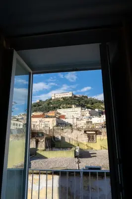 Vista generica sulle montagne o vista sulle montagne dall'interno del bed & breakfast