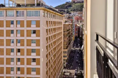 Vista generica su Napoli o vista sulla città dall'interno dell'affittacamere