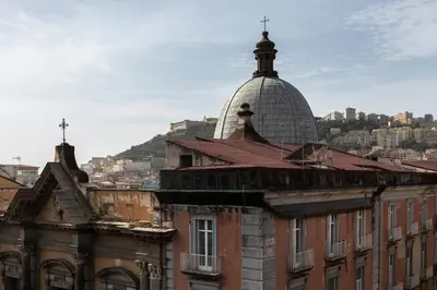 Vista generica su Napoli o vista sulla città dall'interno dell'affittacamere