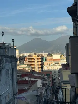 Vista generica sulle montagne o vista sulle montagne dall'interno dell'appartamento