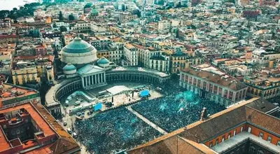 Vista generica su Napoli o vista sulla città dall'interno dell'appartamento